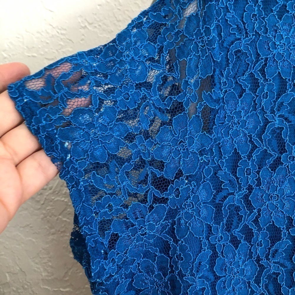 The Limited Lace top with keyhole closure - Picture 5 of 9
